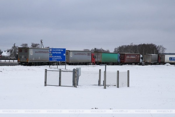 Очередь из фур на подъезде к «Козловичам» растянулась более чем на 30 км