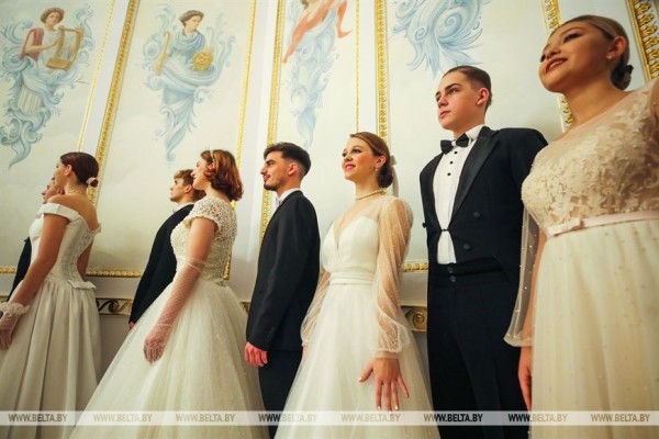 Студенты и учащиеся Брестской области станцевали на новогоднем балу в Коссовском дворце