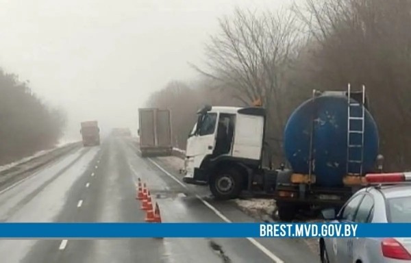 ДТП в Ивановском районе: водитель цистерны не справился с управлением на М-10 и съехал в кювет