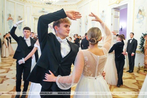 Студенты и учащиеся Брестской области станцевали на новогоднем балу в Коссовском дворце