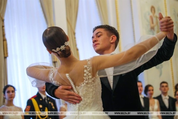 Студенты и учащиеся Брестской области станцевали на новогоднем балу в Коссовском дворце