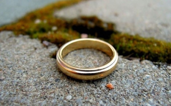 Уборщица нашла золотое кольцо, а вот владельца искать не стала. Штраф — 2000 рублей Уборщица нашла золотое кольцо, а вот владельца искать не стала. Штраф — 2000 рублей