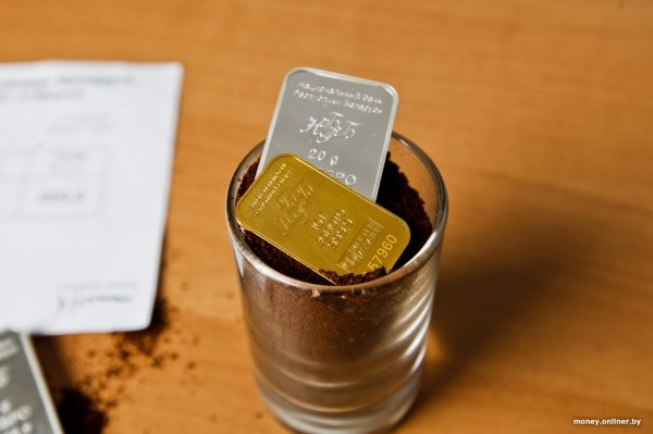 Белорус 12 лет хранит сбережения в золоте. Сколько он заработал?