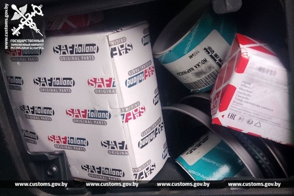 Белорус «за вознаграждение» вез через границу автозапчасти в тайнике. Изъяли и товар, и тягач Белорус «за вознаграждение» вез через границу автозапчасти в тайнике. Изъяли и товар, и тягач