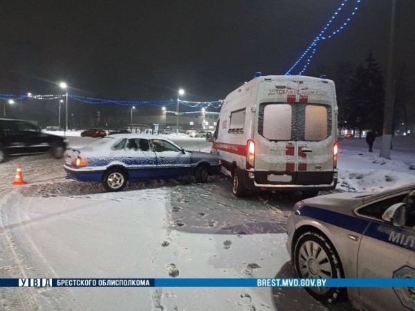 В Пинске водитель Audi совершил столкновение с автомобилем скорой медицинской помощи В Пинске водитель Audi совершил столкновение с автомобилем скорой медицинской помощи