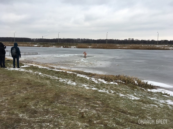 Крещенские купания: кому нельзя окунаться в прорубь Крещенские купания: кому нельзя окунаться в прорубь