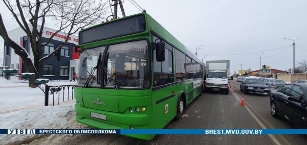 Грузовик столкнулся с автобусом в Барановичах Грузовик столкнулся с автобусом в Барановичах