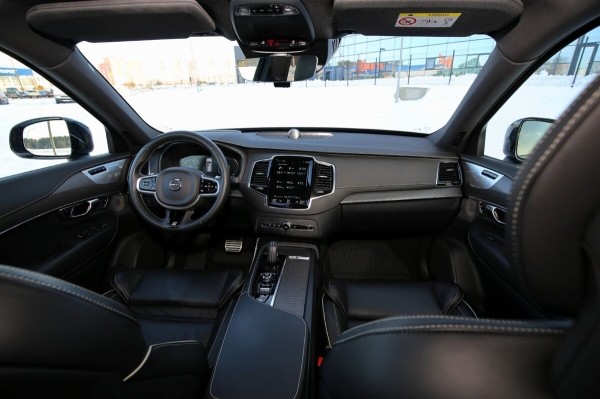 «ТО у дилера со всеми расходниками — 1 200 рублей». Белорус о владении 400-сильным гибридом Volvo XC90