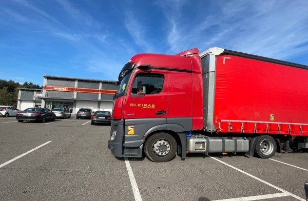 «У полиции только один вопрос: cash или карта?». Девушка из Брестской области колесит по Европе на Mercedes-Benz Actros «У полиции только один вопрос: cash или карта?». Девушка из Брестской области колесит по Европе на Mercedes-Benz Actros