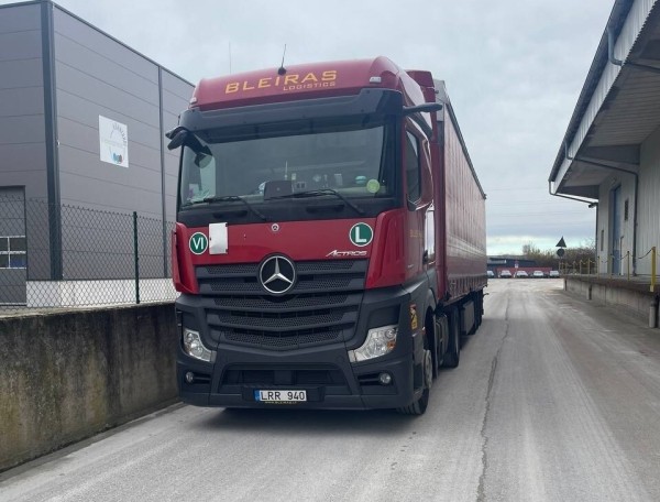 «У полиции только один вопрос: cash или карта?». Девушка из Брестской области колесит по Европе на Mercedes-Benz Actros «У полиции только один вопрос: cash или карта?». Девушка из Брестской области колесит по Европе на Mercedes-Benz Actros