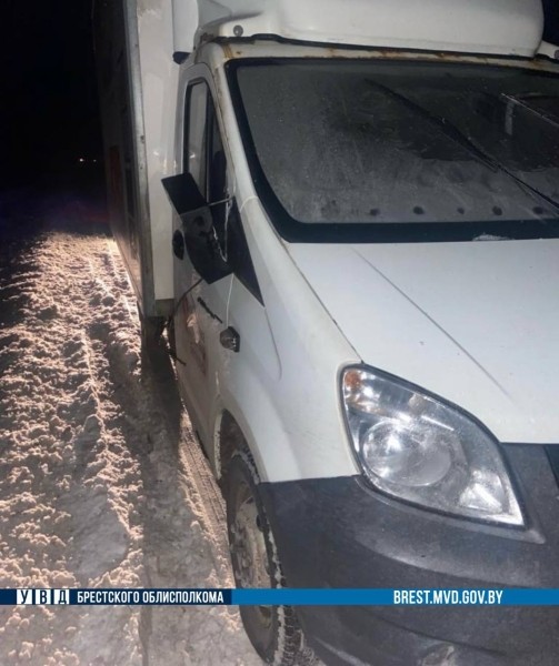 В Барановичском районе мужчина на трассе менял колесо, и его сбил грузовик В Барановичском районе мужчина на трассе менял колесо, и его сбил грузовик