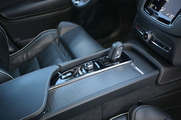 «ТО у дилера со всеми расходниками — 1 200 рублей». Белорус о владении 400-сильным гибридом Volvo XC90