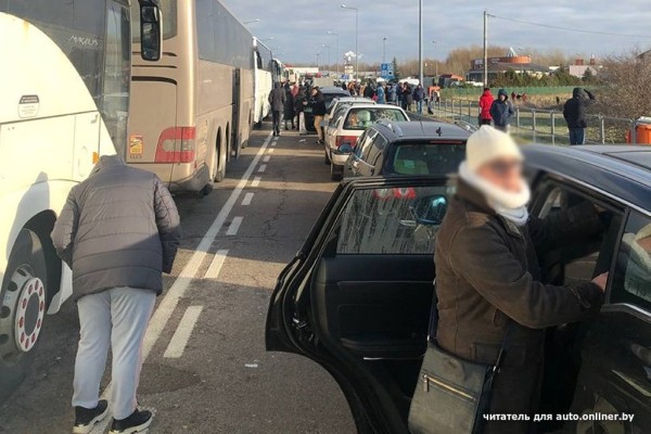 40 часов в очереди — новая реальность в Тересполе. Водители от отчаяния стали сигналить пограничникам