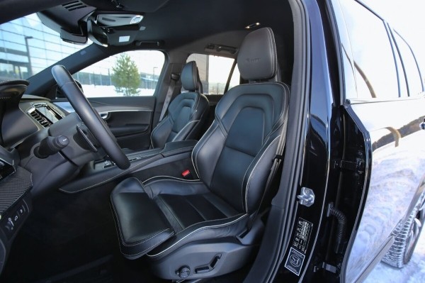 «ТО у дилера со всеми расходниками — 1 200 рублей». Белорус о владении 400-сильным гибридом Volvo XC90