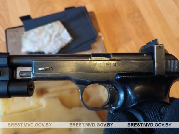 Житель Барановичей в квартире и гараже хранил оружие и патроны – он задержан Житель Барановичей в квартире и гараже хранил оружие и патроны – он задержан