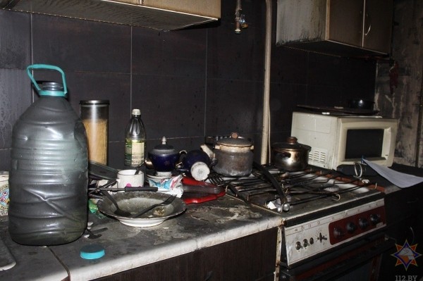 В Бресте на пожаре работники МЧС спасли мужчину, еще двое погибли, а один самостоятельно покинул огненную ловушку. Подробности