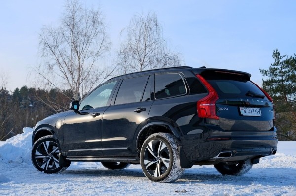 «ТО у дилера со всеми расходниками — 1 200 рублей». Белорус о владении 400-сильным гибридом Volvo XC90