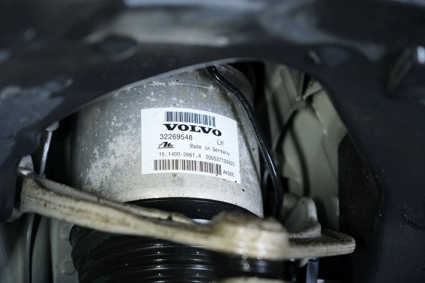 «ТО у дилера со всеми расходниками — 1 200 рублей». Белорус о владении 400-сильным гибридом Volvo XC90