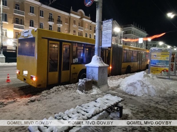 Женщину зажало дверью автобуса, после чего она упала на дорогу и оказалась под колесом Женщину зажало дверью автобуса, после чего она упала на дорогу и оказалась под колесом