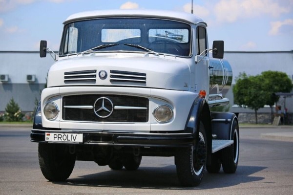 В Гомеле продают раритетный пожарный Mercedes. Сколько просят за 50-летнюю машину? В Гомеле продают раритетный пожарный Mercedes. Сколько просят за 50-летнюю машину?