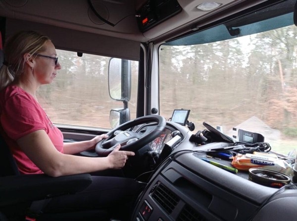 «Итальянцы подрезают, немцы — средний палец показывают». Женщина из Брестской области о работе дальнобойщицей