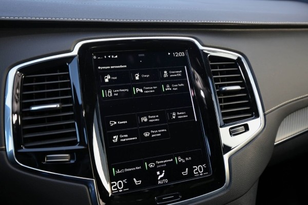 «ТО у дилера со всеми расходниками — 1 200 рублей». Белорус о владении 400-сильным гибридом Volvo XC90