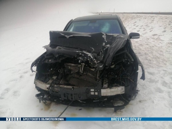 ДТП в Кобринском районе: Mercedes врезался в грузовик на М1 ДТП в Кобринском районе: Mercedes врезался в грузовик на М1