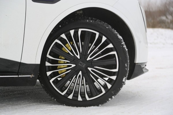 «Когда грянули морозы, заряда гарантированно хватало на 400 км». Белорус о владении роскошным «китайцем» Avatr 11