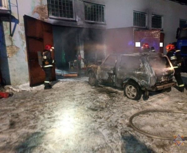 В Барановичском районе загорелся автомобиль на территории мехдвора