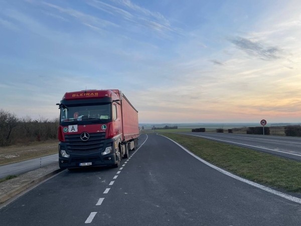 «У полиции только один вопрос: cash или карта?». Девушка из Брестской области колесит по Европе на Mercedes-Benz Actros «У полиции только один вопрос: cash или карта?». Девушка из Брестской области колесит по Европе на Mercedes-Benz Actros