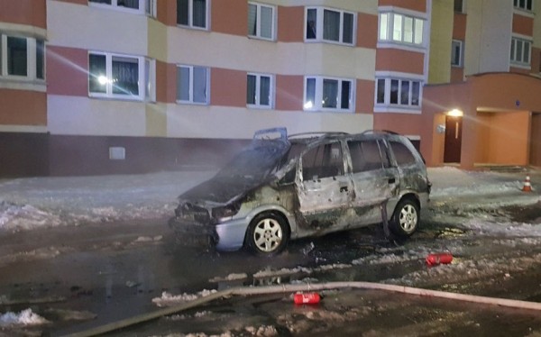 Машина загорелась на парковке в Барановичах