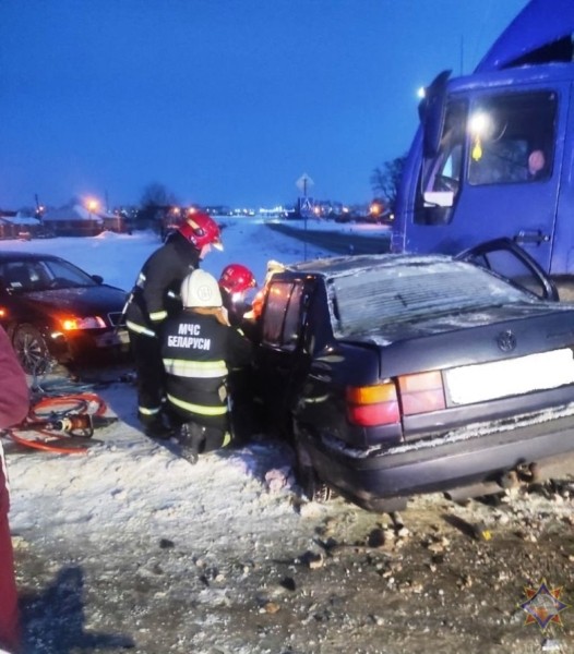 При ДТП в Пружанах работники МЧС спасли водителя легкового автомобиля