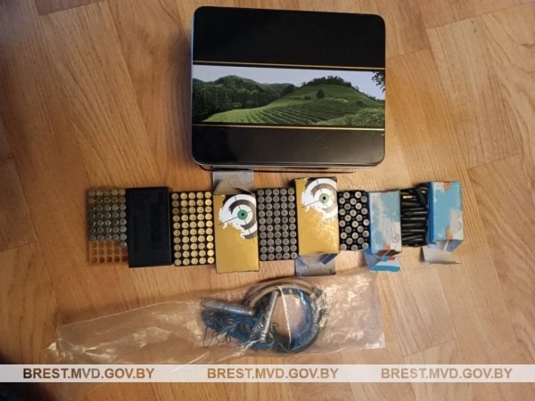 Житель Барановичей в квартире и гараже хранил оружие и патроны – он задержан Житель Барановичей в квартире и гараже хранил оружие и патроны – он задержан