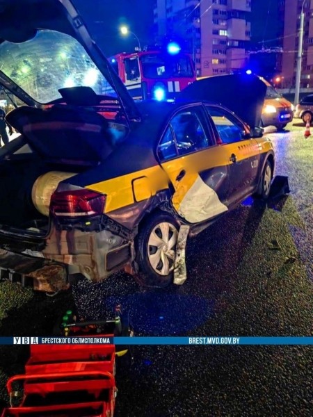 В Бресте водитель такси врезался в Mazda