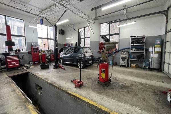 Белорус открыл в Варшаве сразу 2 автосервиса. Как у него теперь дела?