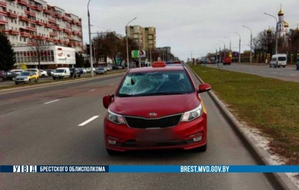 В Бресте пенсионер попал под колеса такси