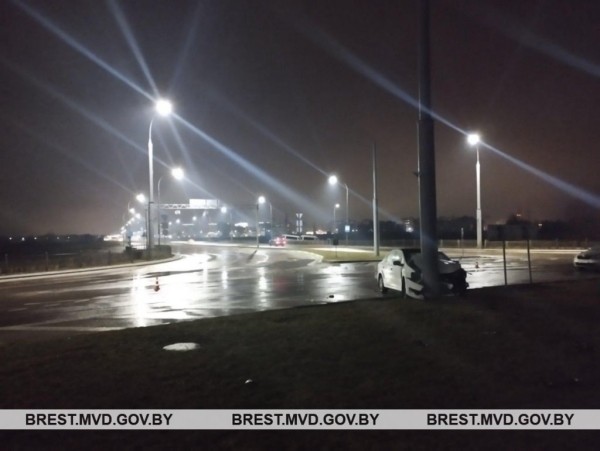 В Бресте на Варшавском шоссе водитель врезался в столб
