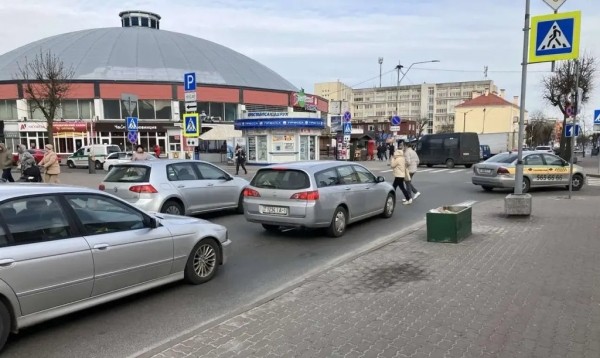 Мужчина предложил оборудовать регулируемый пешеходный переход возле центрального рынка в Бресте