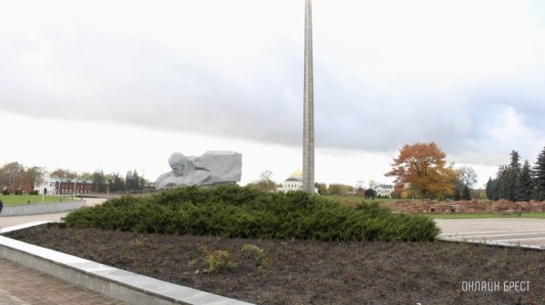 БРСМ передал сертификат на Br500 тыс. на строительство патриотического центра в Брестской крепости