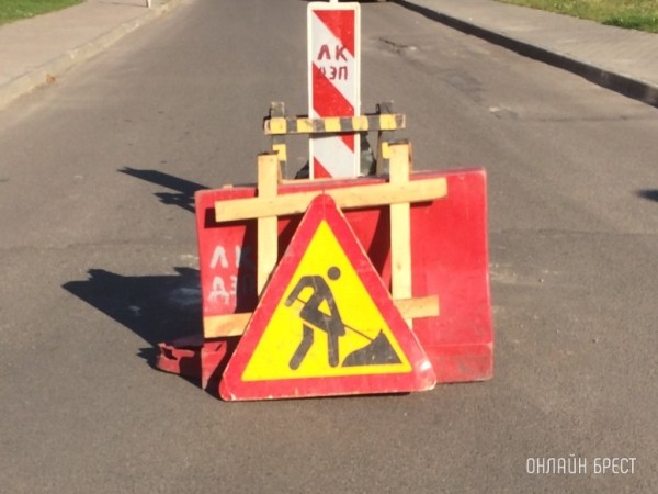 Новый асфальт, велопешеходные дорожки и остановки. Как в Брестском районе ремонтируют местные дороги Новый асфальт, велопешеходные дорожки и остановки. Как в Брестском районе ремонтируют местные дороги