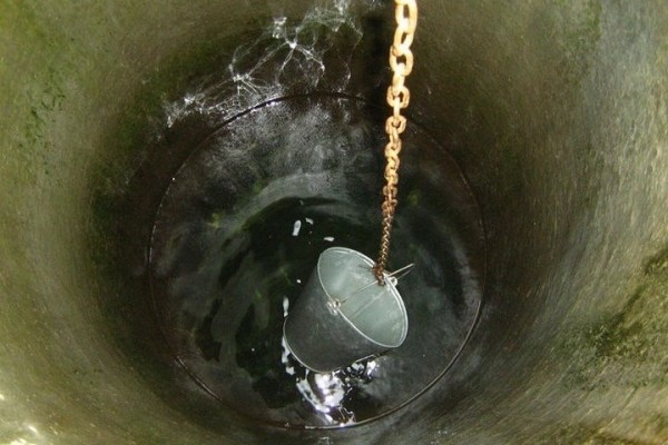 Мужчина вылил в колодец соседки бензин. Случай в Брестской области