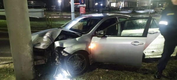 В Бресте водитель врезался в столб. Подробности В Бресте водитель врезался в столб. Подробности