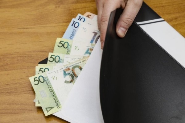 Медработник брала взятки за поддельные больничные. Накажут и врача, и пациентов Медработник брала взятки за поддельные больничные. Накажут и врача, и пациентов