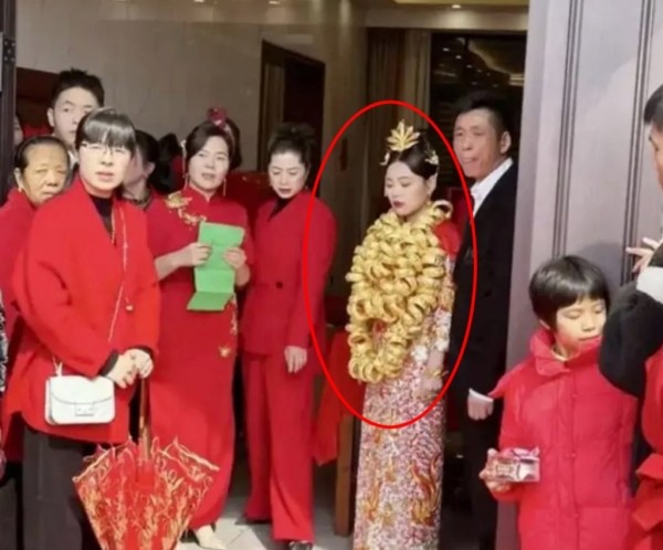 Китайская семья потратила $30 миллионов на свадьбу. Невеста была в 100 золотых браслетах