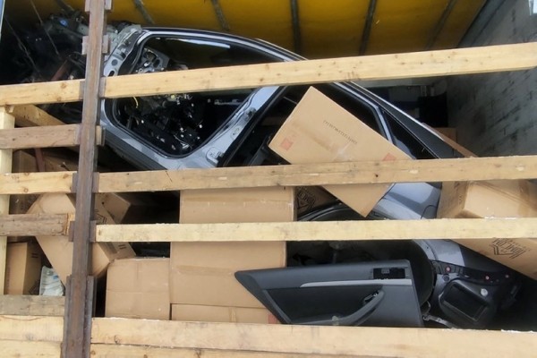 Кроссоверы разобрали и пытались ввезти под видом запчастей — вот каким будет штраф от таможни Кроссоверы разобрали и пытались ввезти под видом запчастей — вот каким будет штраф от таможни