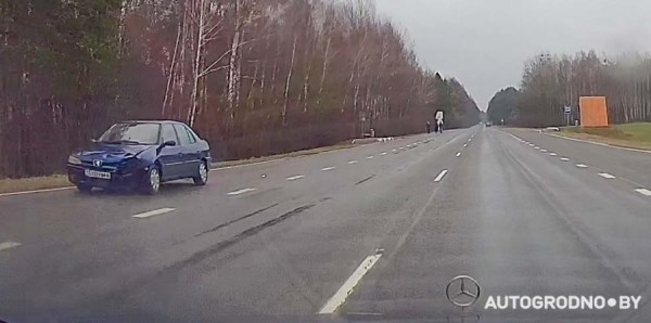 Вот это прилет: водитель еле увернулся от встречного колеса. А второй водитель не успел Вот это прилет: водитель еле увернулся от встречного колеса. А второй водитель не успел