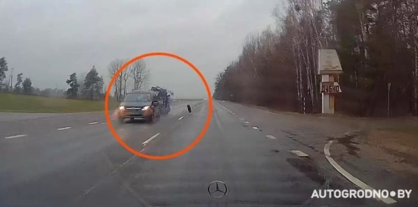 Вот это прилет: водитель еле увернулся от встречного колеса. А второй водитель не успел Вот это прилет: водитель еле увернулся от встречного колеса. А второй водитель не успел