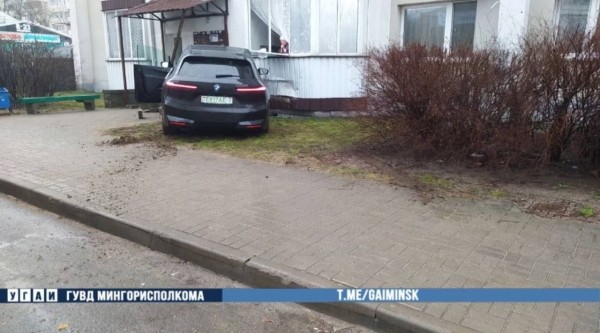 В Минске BMW въехал в подъезд многоэтажки В Минске BMW въехал в подъезд многоэтажки