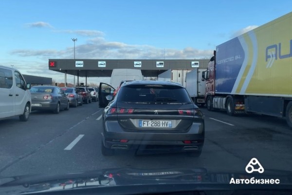 Новые подробности о запрете вывоза авто через Литву: некоторые авто все же пропускают