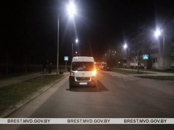 В Бресте водитель маршрутки сбил девушку В Бресте водитель маршрутки сбил девушку